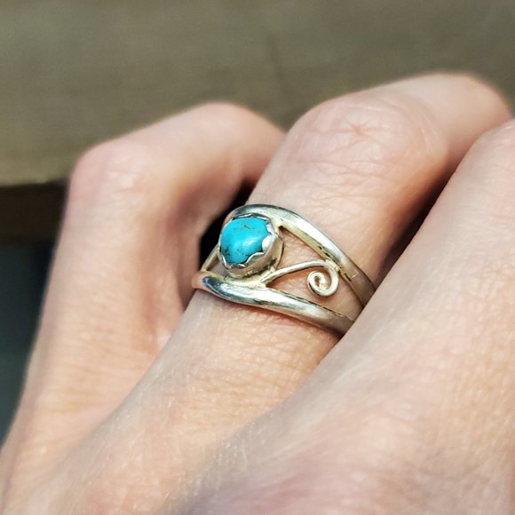 Size 6.75 925 Sterling Silver Turquoise Stone Unique Ring - Picture 2 of 8